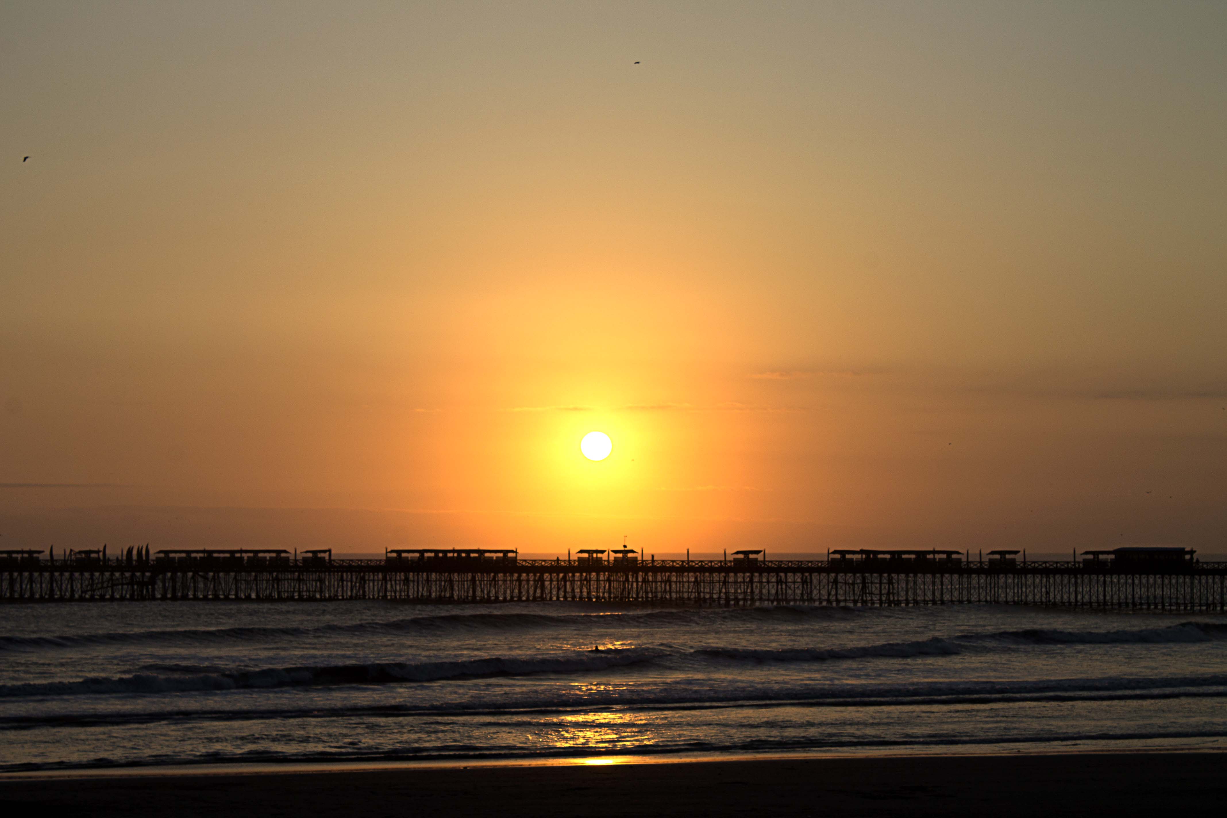 Atardecer sobre el muelle de Pimentel